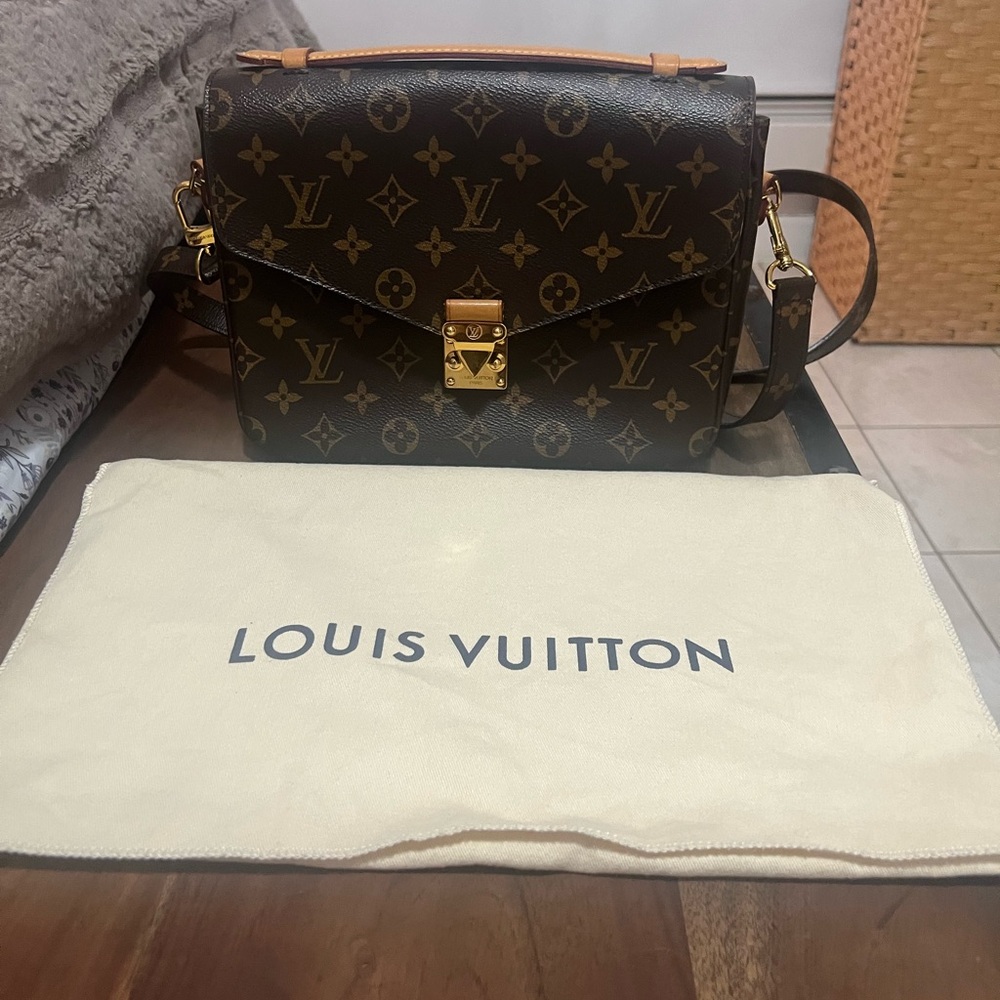 Louis Vuitton Pochette Metis Monogram Canvas